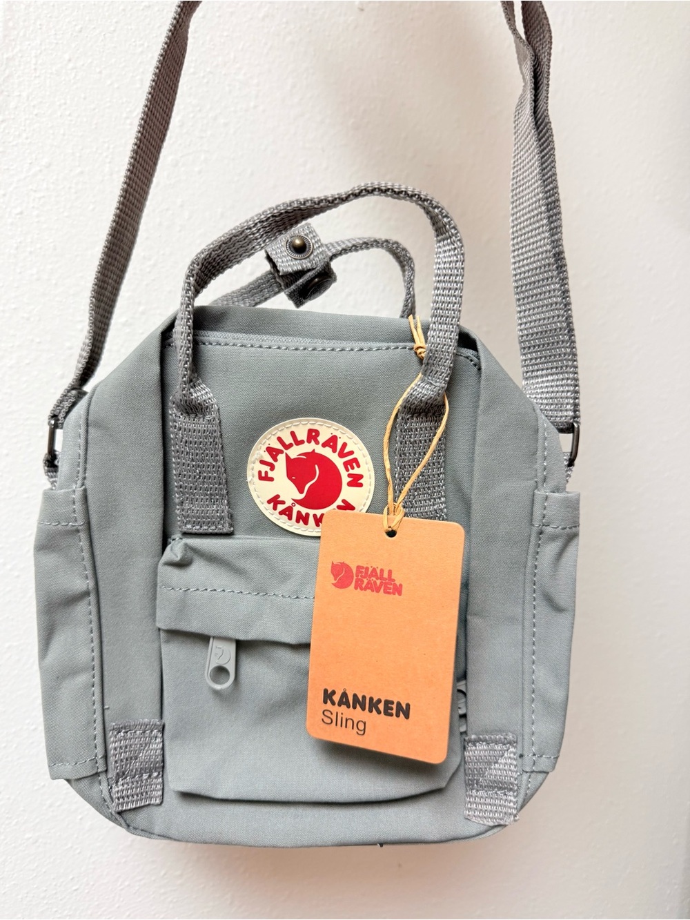 Fjallraven Kånken Sling in Light Gray with Red Logo